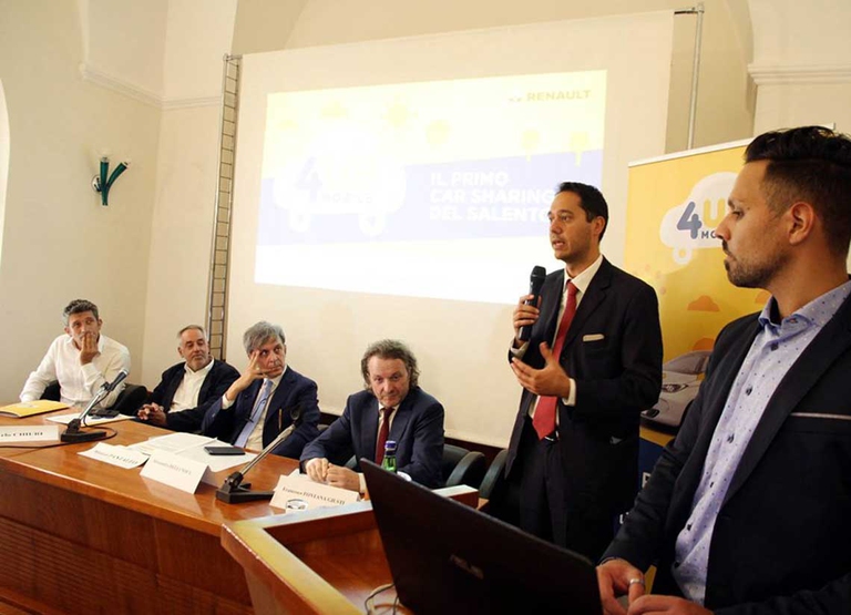 Un momento della conferenza di presentazione del servizio di car sharing nel Salento. Per ora, i comuni dove è attivo il servizio sono, oltre Lecce, Tricase, Maglie, Otranto, Galatina, Brindisi e Santa Maria di Leuca. 