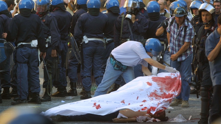 Il corpo di Carlo Giuliani a terra dopo gli scontri del G8 a Genova - Foto di Sean Gallup/Getty Images