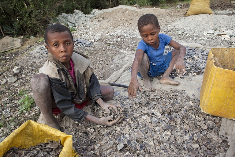 Bambini selezionano la mica nella miniera di Tsivery, Madagascar