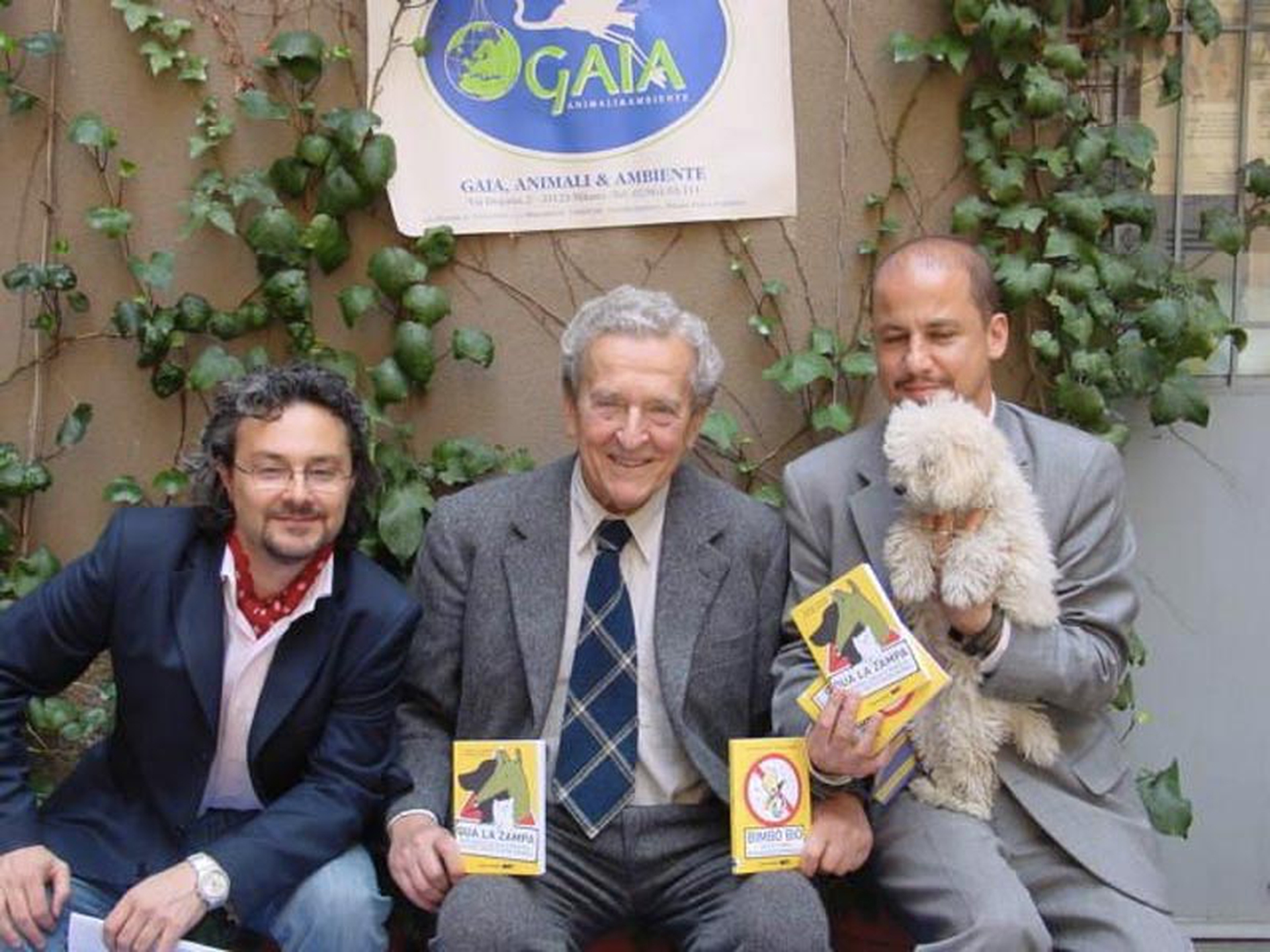 Carlo Ripa di Meana con i libri di Gaia