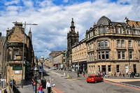 Edimburgo vieterà l’ingresso alle auto nelle vie del centro per ridurre l’inquinamento atmosferico