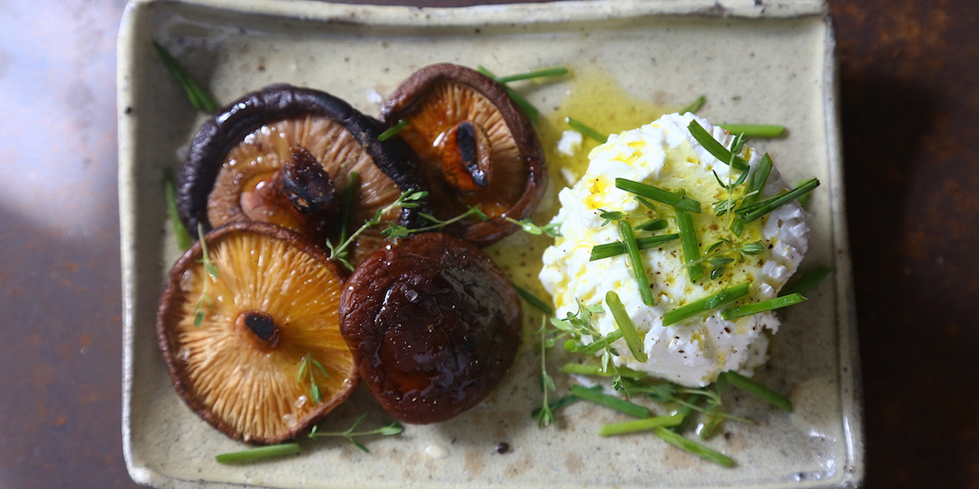 La ricetta dei funghi shiitake grigliati con caprino alle erbe LifeGate