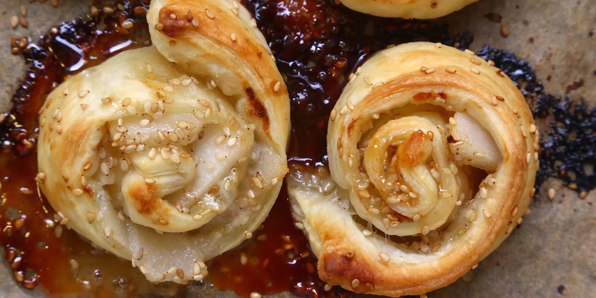 Girelle di pasta sfoglia con pere, formaggio erborinato ...
