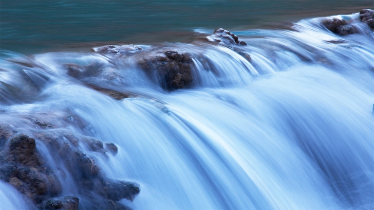 A una visuale macroscopica, è questa avvolgente, inquieta, poderosa spinta - innescata dalla radiazione solare che impedisce alle acque di rimaner stagnanti – che si canalizza in fiumi, torrenti, pioggie, evaporazioni, a dover essere imbrigliata per la sua trasformazione in energia. È il perenne movimento dell’acqua che si trasforma.