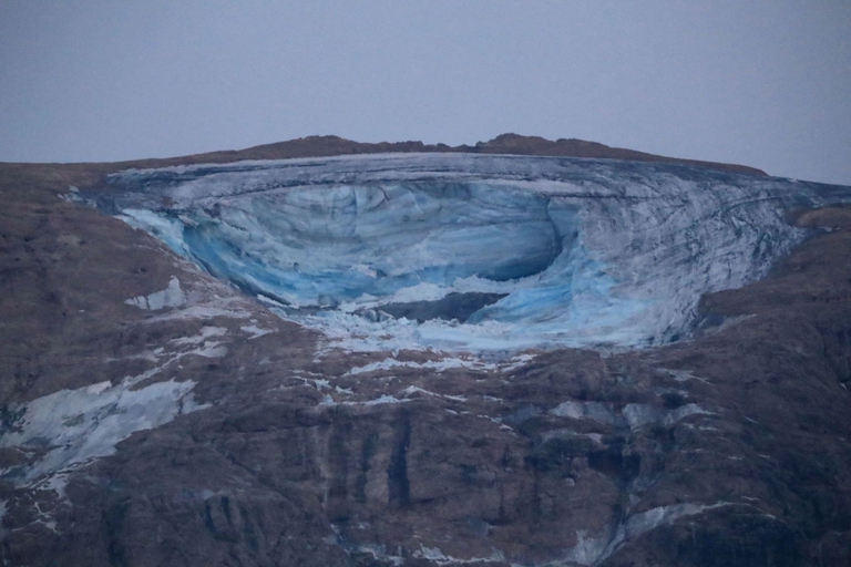 Marmolada, il caldo estremo fa crollare un pezzo di ghiacciaio. Almeno sei morti