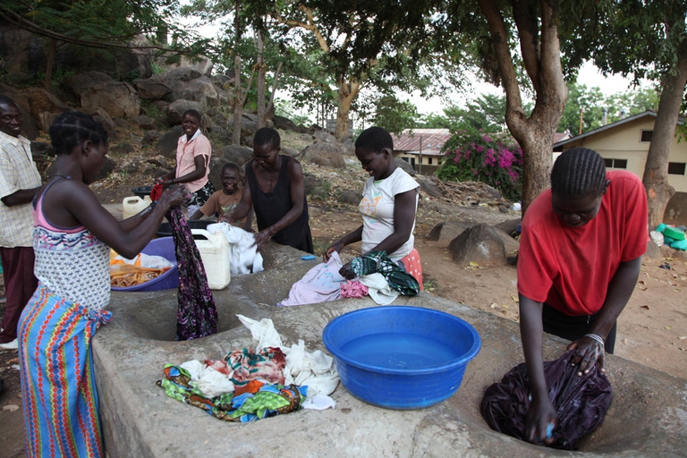 Il lavaggio dei panni a Kalongo, in nord Uganda