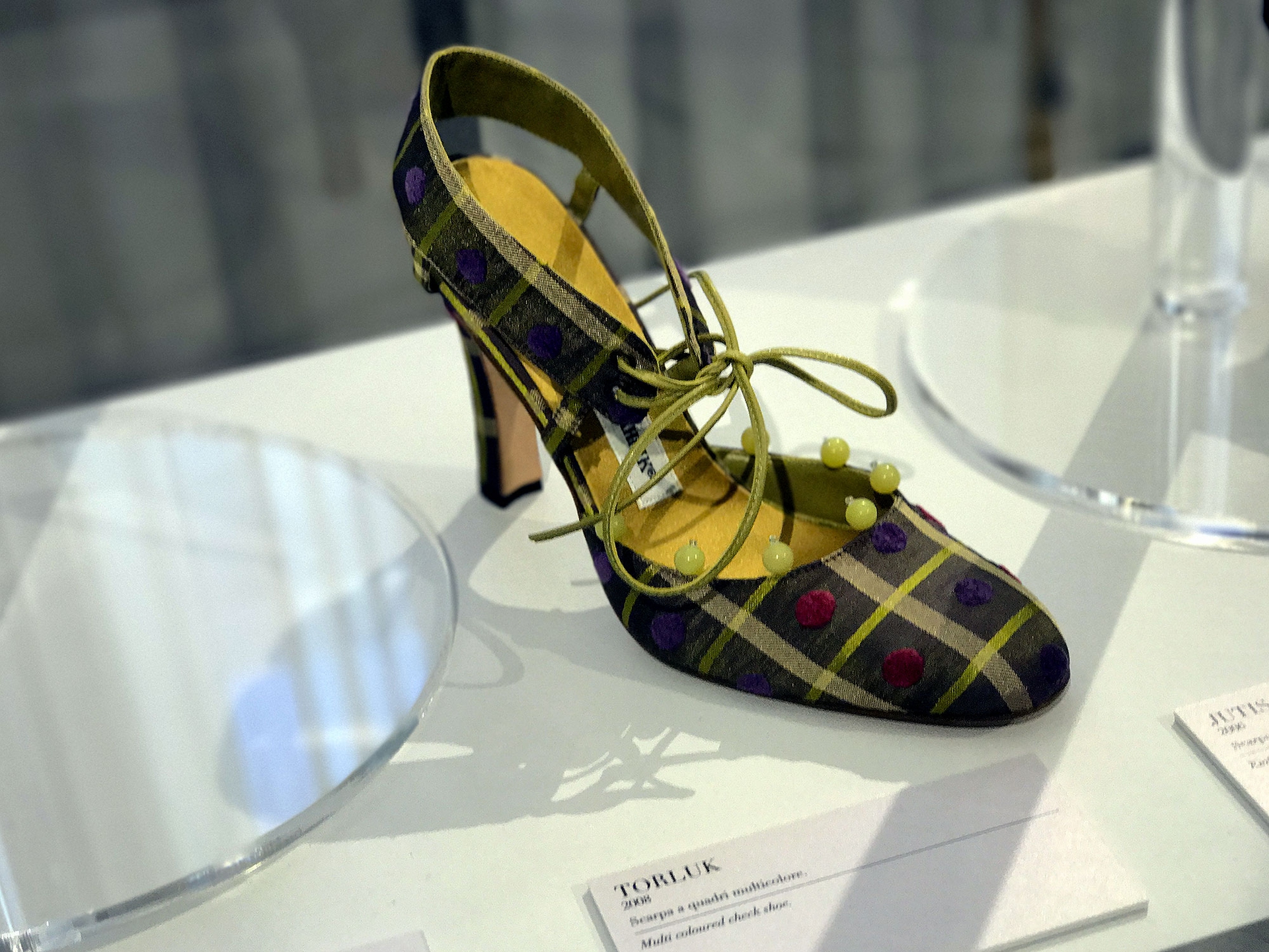 Manolo-Blahnik-2-tobuk