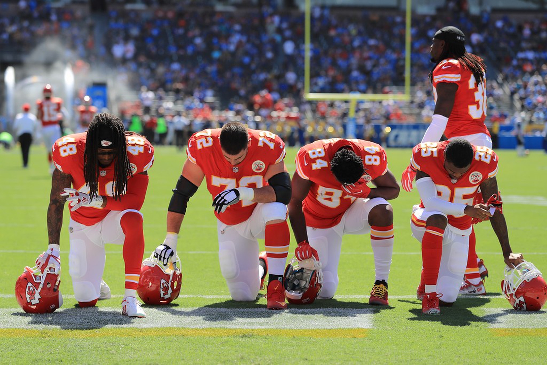 #TakeAKnee, football players kneel against social injustice in the US