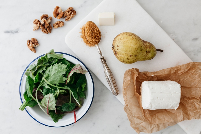 Insalata con pere caramellate e formaggio di capra
