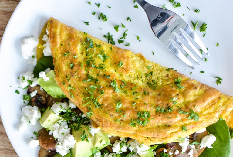 omelette con avocado