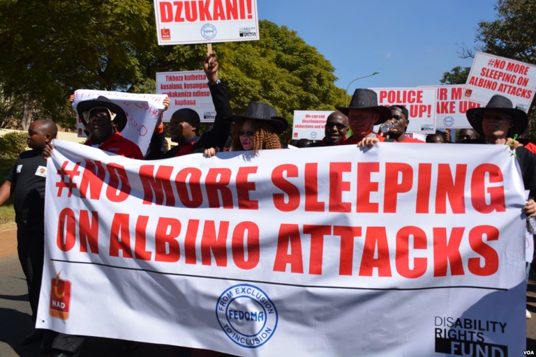 Manifestazione di protesta contro le violenze sugli albini