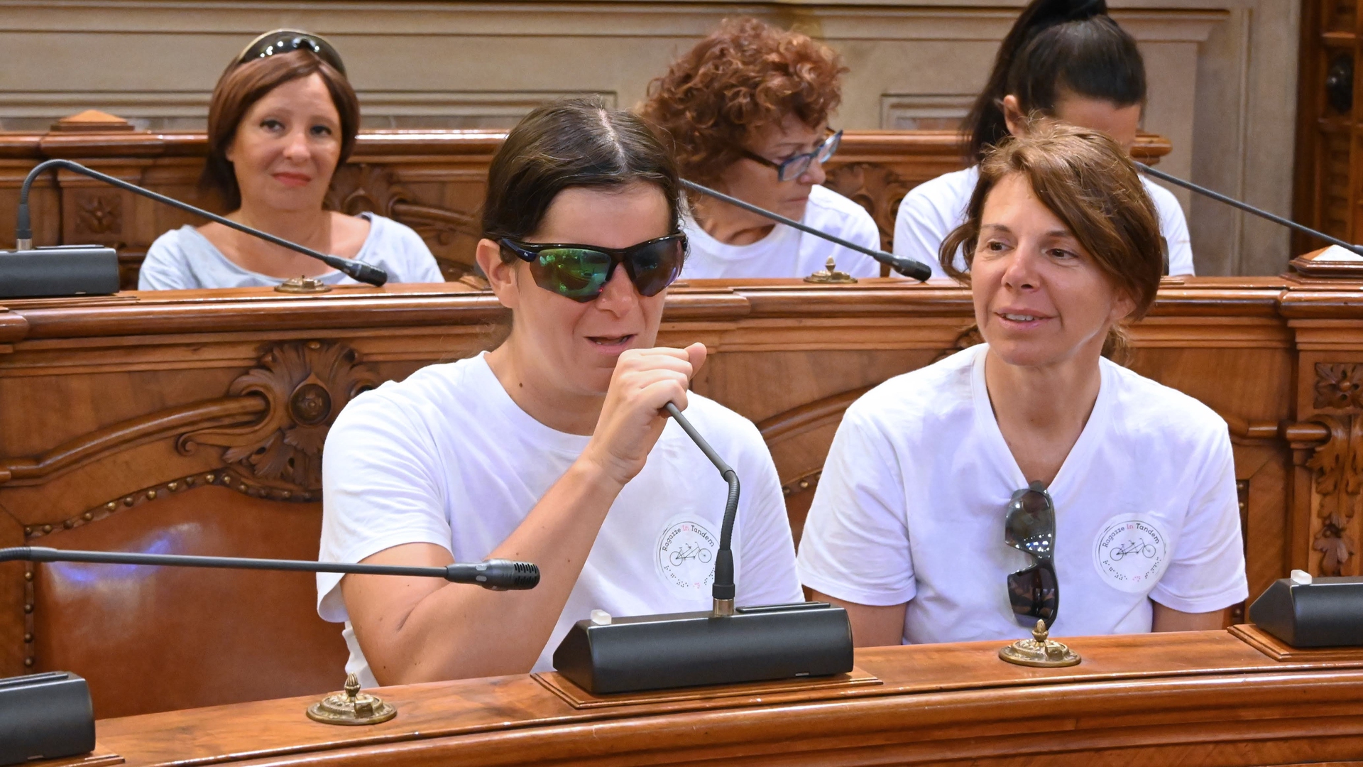 Giusi Parisi al microfono. Palazzo della Provincia, Padova © Ragazze in tandem