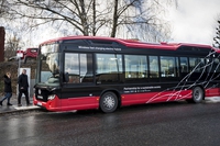 L’autobus del futuro è ibrido e si ricarica wireless