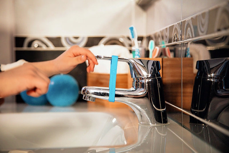 I bambini coinvolti, infatti, sono invitati a indossarlo e ad avvolgerlo intorno alla leva del rubinetto quando si lavano i denti. In questo modo ogni volta che la leva verrà alzata per aprire l’acqua, l’elasticità del bracciale la riabbasserà interrompendo il flusso © Ogilvy Change/Legambiente