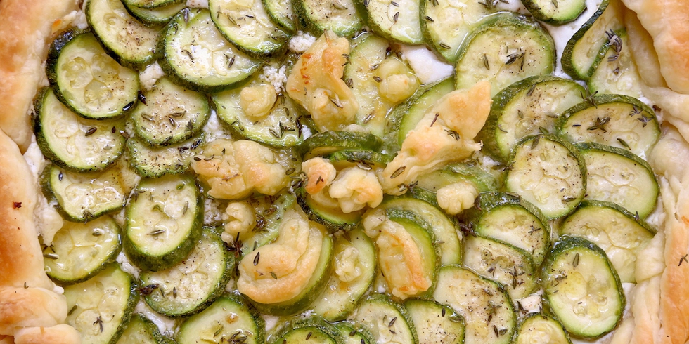 Torta di pasta sfoglia con zucchine, caprino e timo, la ricetta