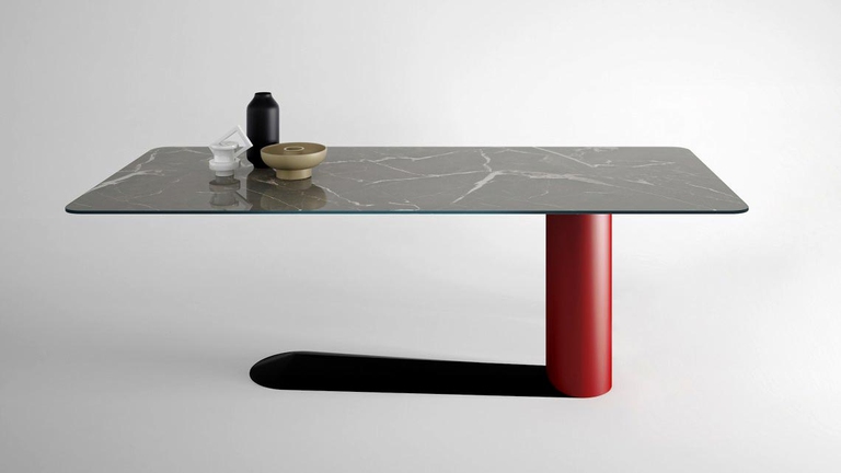 Il grande tavolo Bold (220 cm x100cm) con una sola gamba decentrata presentato da Lago al Salone del Mobile di Milano 2018