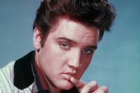 Elvis Presley canta in tv con un cane