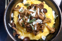 Polenta integrale e funghi, la ricetta facile di un piatto scalda cuori