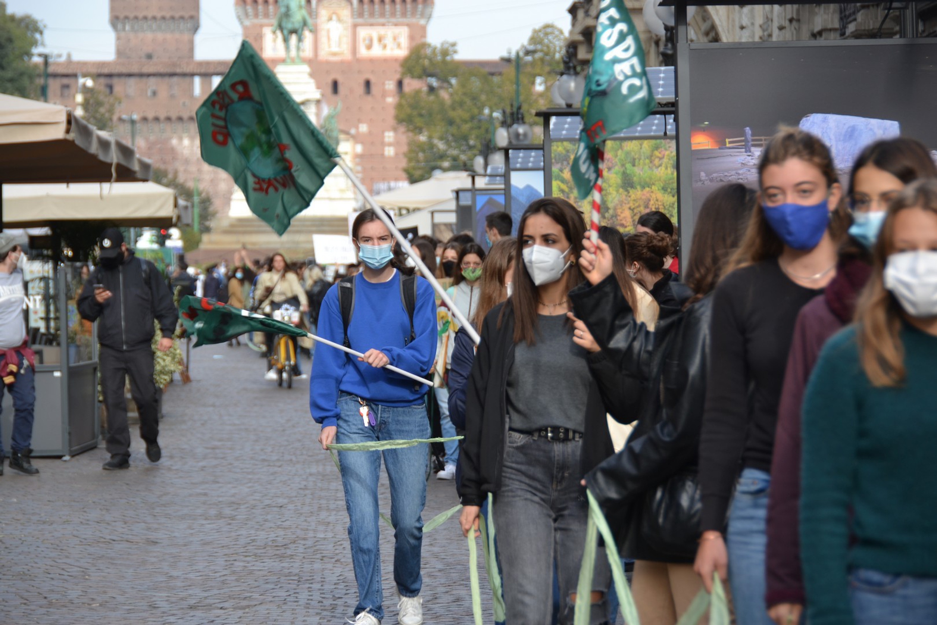 Il distanziamento sociale durante lo sciopero del 9 ottobre a Milano