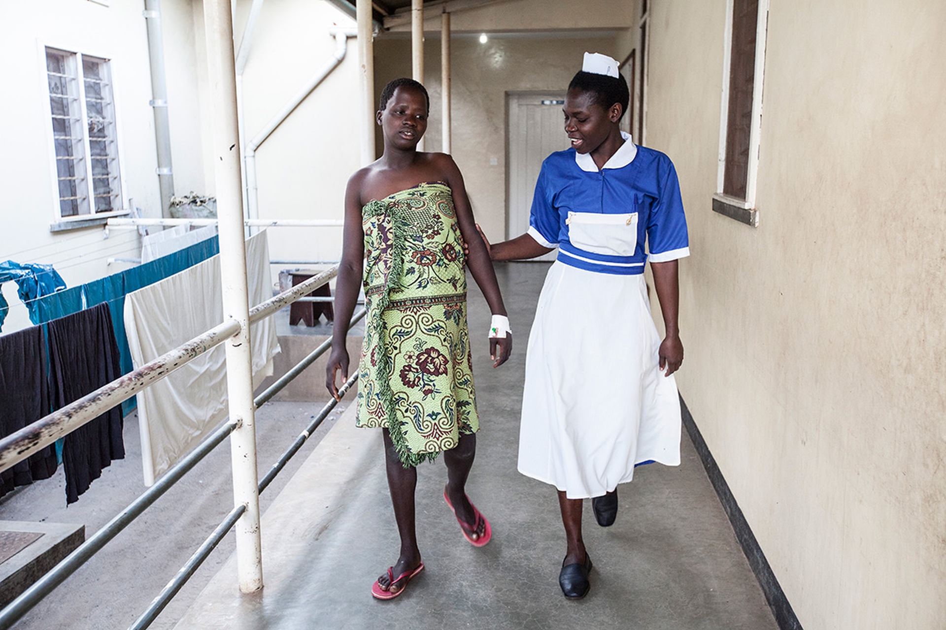 Un'ostetrica e una neomamma