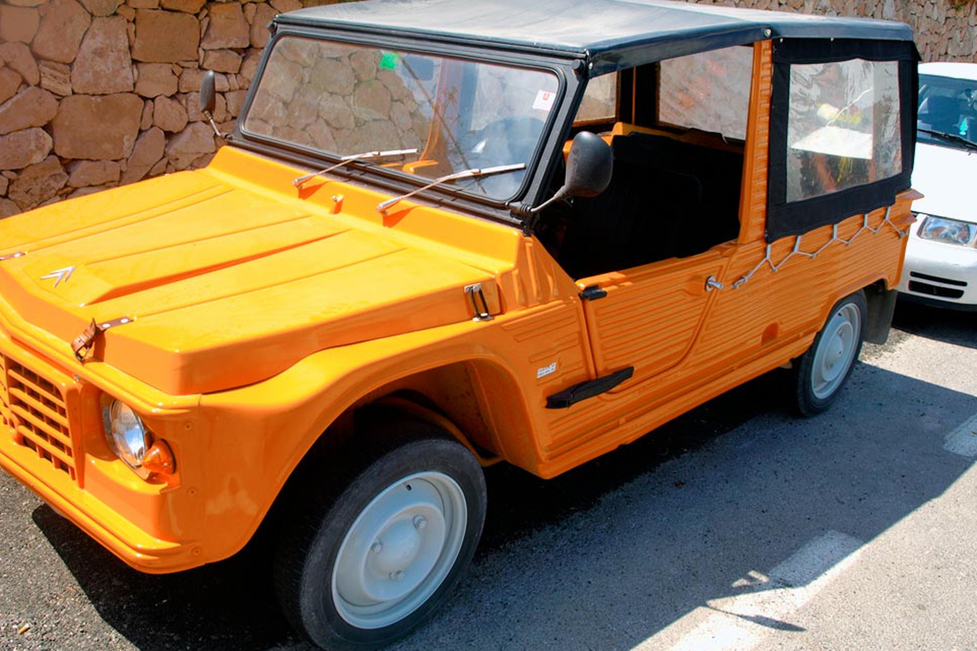 Nostalgia Mehari, sarà elettrica. Ecco com’era quella originale LifeGate
