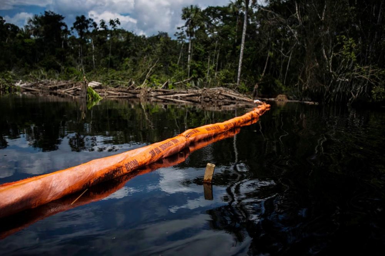 Barriere per cercare di contenere la fuoriuscita