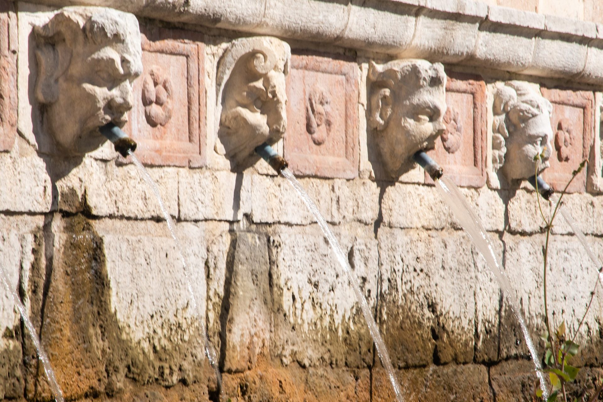 Fontana delle 99 cannelle