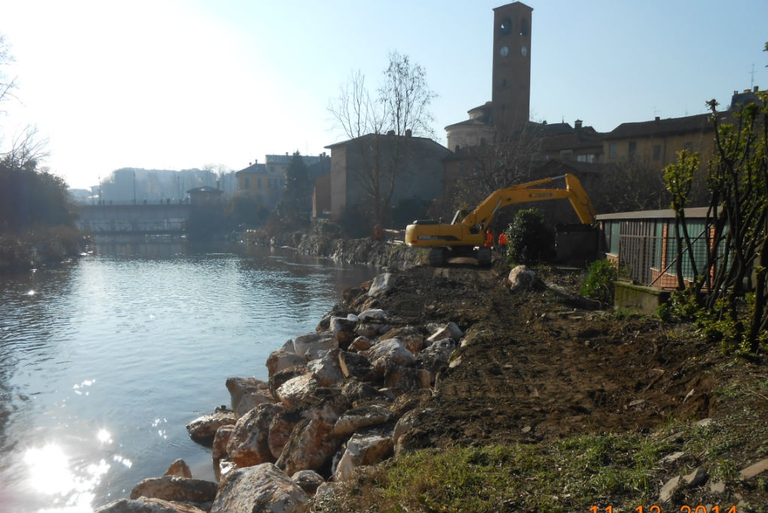 Interventi di completamento della rete fognaria comunale, realizzati con l’obiettivo di eliminare gli scarichi diretti nel fiume Lambro, per evitare le sanzioni della comunità europea e salvaguardare la qualità del fiume e dell’ambiente. 2 milioni di investimento. © Gruppo Cap