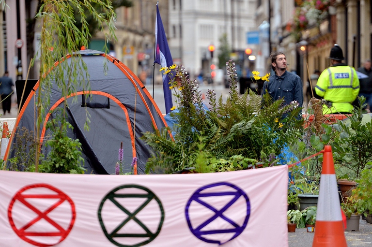 Strada di Manchester occupata dagli attivisti di Extinction Rebellion
