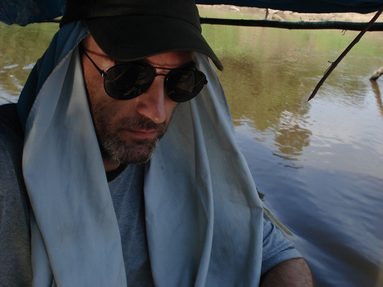 Francisco López in una delle sue attività di field recording in ambienti tropicali