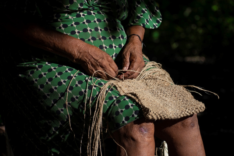 Woman making Yuqui handicraft with material from the Imbay tree