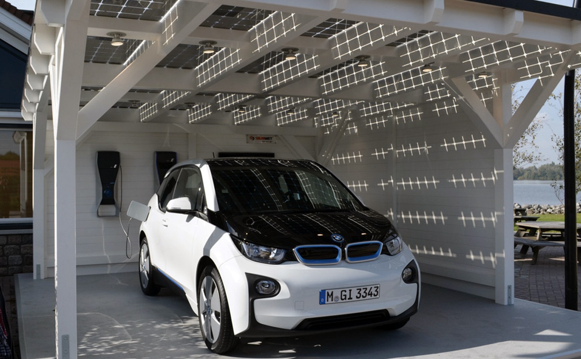 Le Bmw elettriche si potranno parcheggiare in un box solare