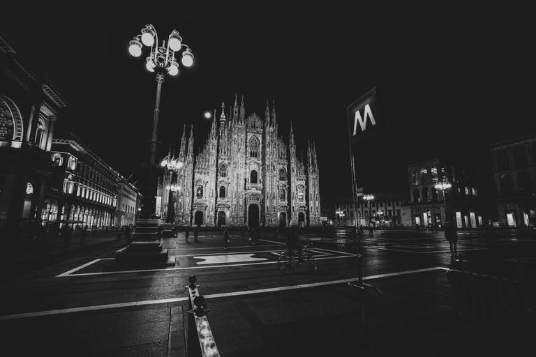 Milan in silence, pandemic chronicles, piazza duomo