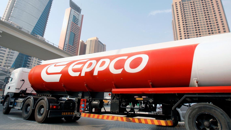 Una cisterna in una stazione di servizio a Dubai. Gli Emirati Arabi Uniti sono il terzo maggiore esportatore di petrolio al mondo: pompano 2,5 milioni di barili al giorno.