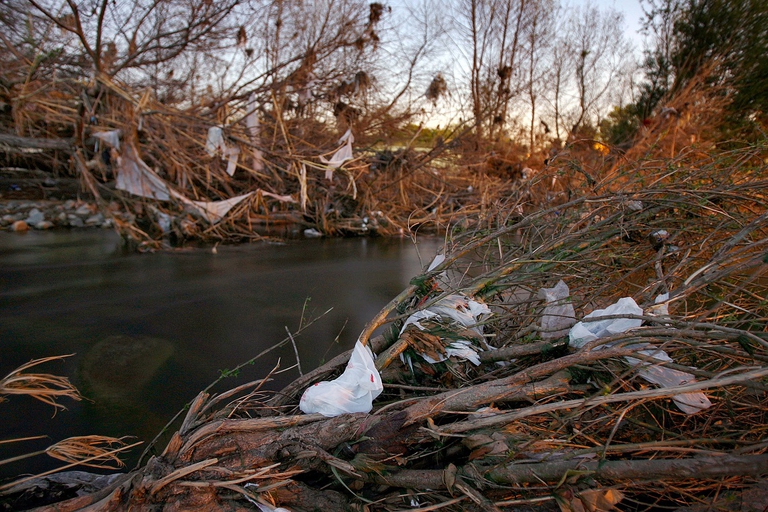 I fiumi trasportano grandi quantità di plastica