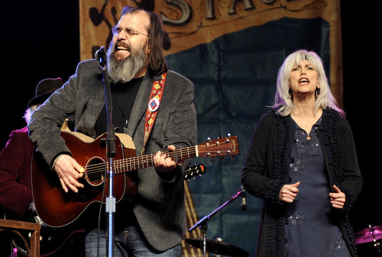 Steve Earle e Emmylou Harris suonano e cantano sul palco del Warren Hellman Public Celebration a San Francisco.