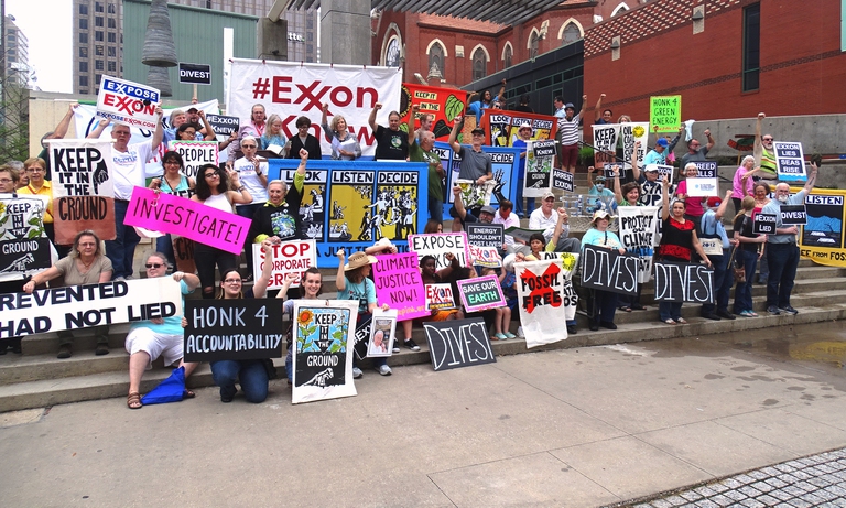 Protesta di 350.org contro ExxonMobil