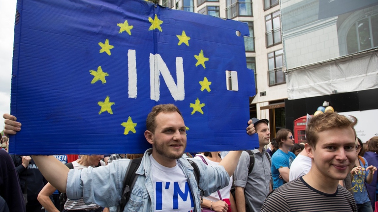 Migliaia di persone favorevoli alla permanenza in Europa sono scese in piazza prima del voto - foto di Mike Kemp/In Pictures via Getty Images
