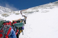 Le code e i morti sull’Everest sono solo un sintomo di un problema più grande