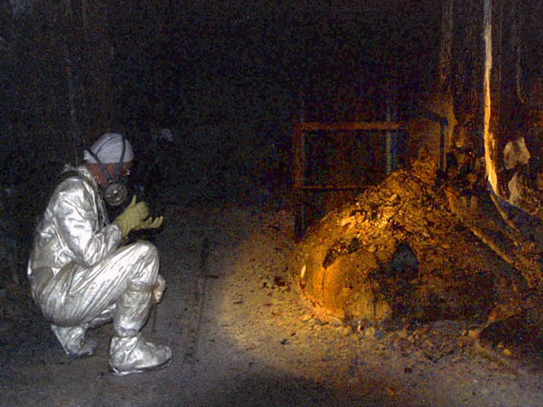 Artur Korneyev, vicedirettore del progetto sarcofago, analizza la lava radioattiva dentro il reattore di Chernobyl, 1996.
