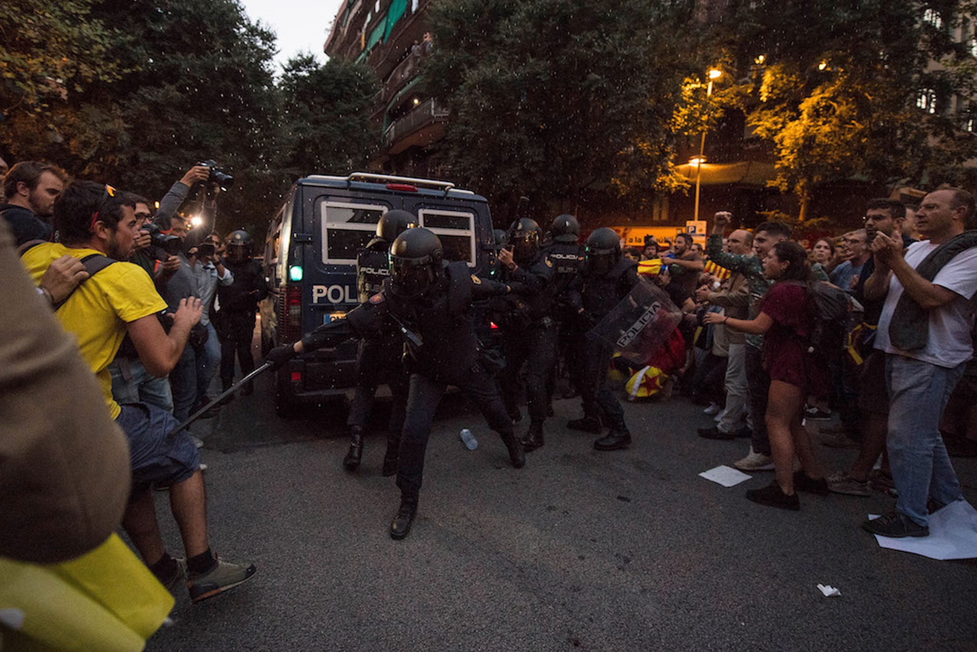 Manifestanti a favore dell'indipendenza catalana si scontrano con la polizia