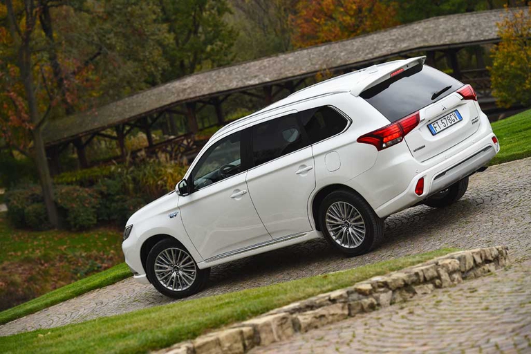 Sull'Outlander PHEV i due motori elettrici sono indipendenti e garantiscono il funzionamento della trazione integrale. Alta la sicurezza grazie alla presenza di sistemi evoluti di assistenza alla guida. ©Mitsubishi Motors