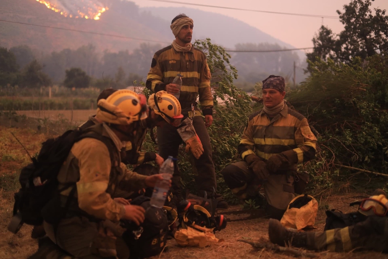 Pompieri al lavoro in Galizia, Spagna, nel tentativo di circoscrivere gli incendi