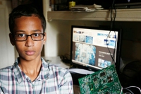 La storia di Ahmed Mohamed, arrestato (e poi rilasciato) per aver costruito un orologio