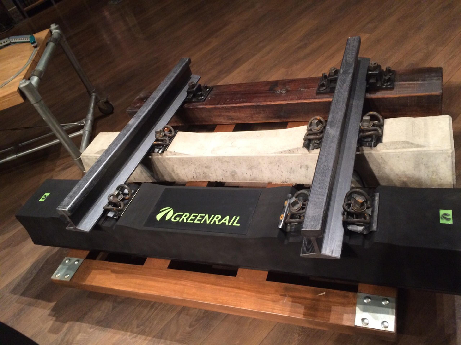 Le ferrovie di domani saranno in gomma riciclata e capaci di produrre energia