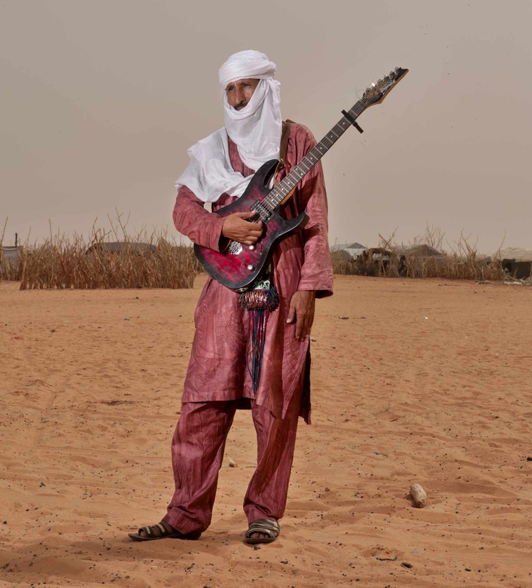 Mohamed Issa Ag Oumar chitarrista dell'album Khalab & M'Berra Ensemble