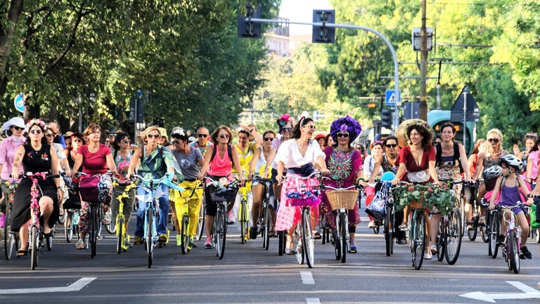 milano, giornata mondiale delle bicicletta