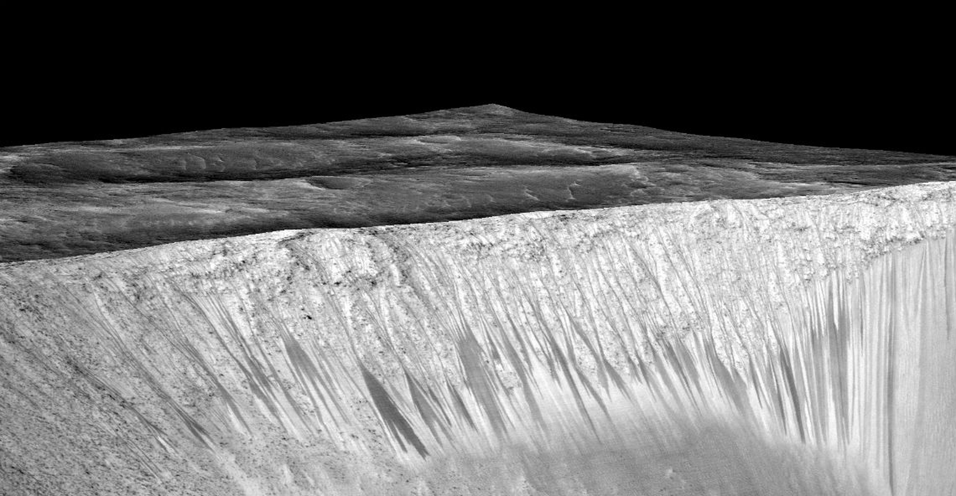 L'annuncio della Nasa. Su Marte acqua allo stato liquido durante i mesi più caldi