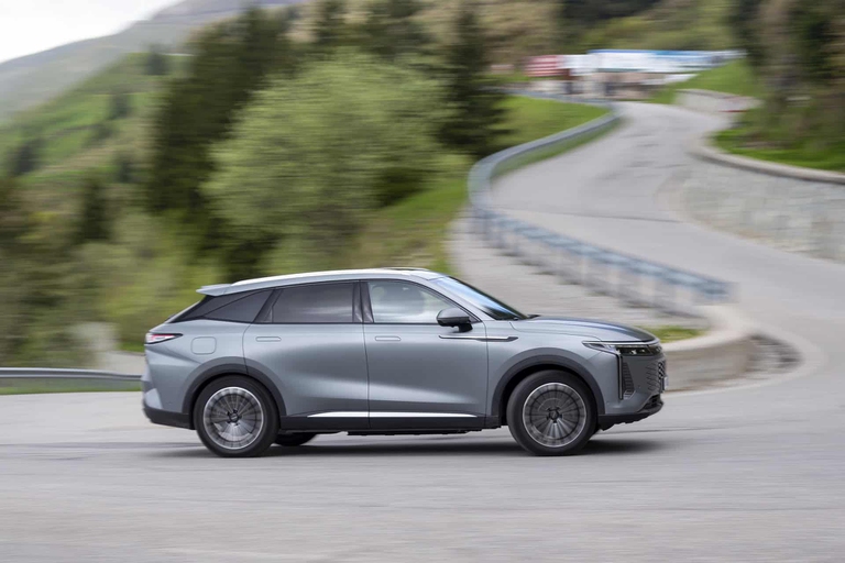 Omoda 9, ibrida, plug-in, test drive