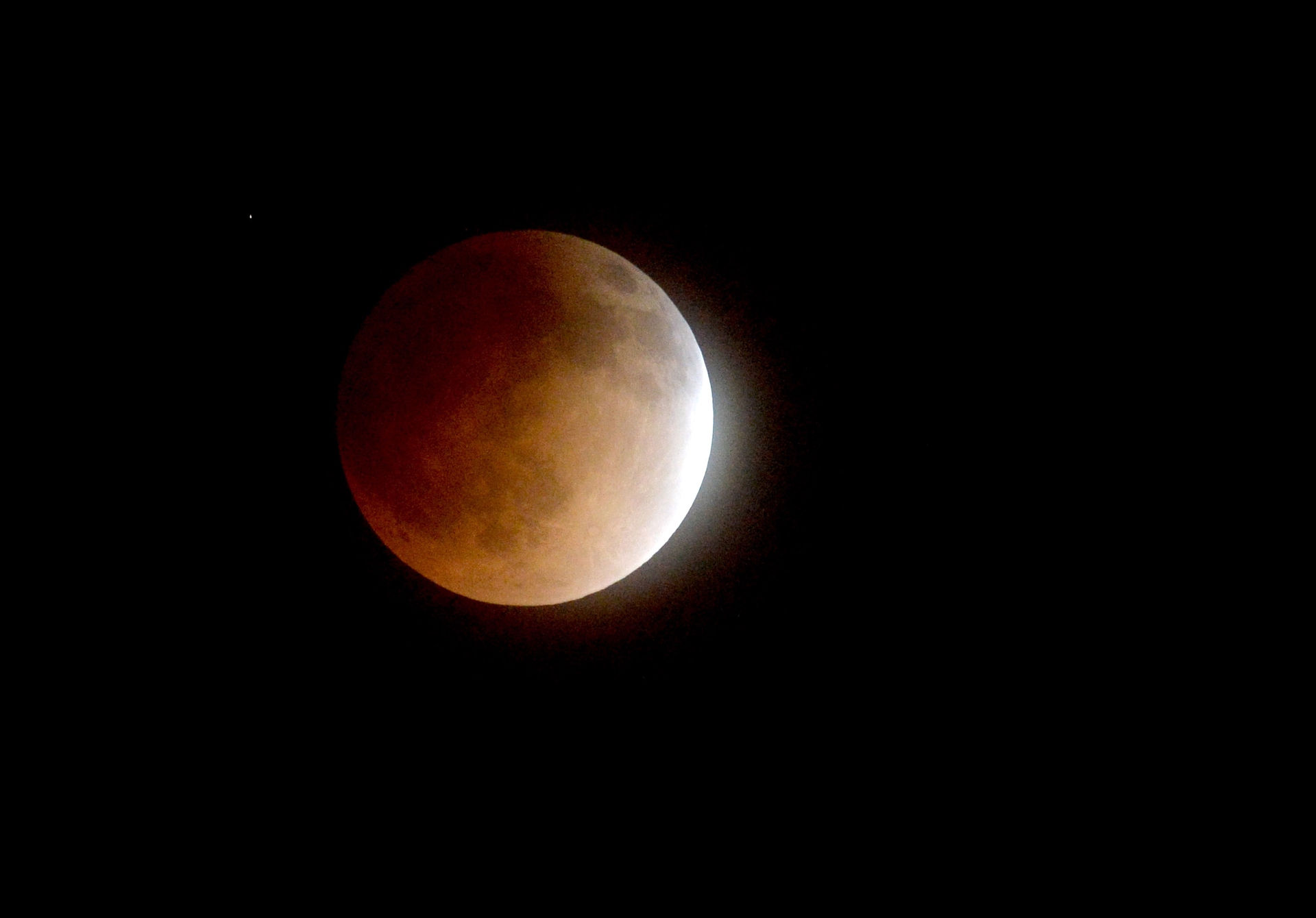 Le bellissime foto della prima eclissi di Luna del 2014